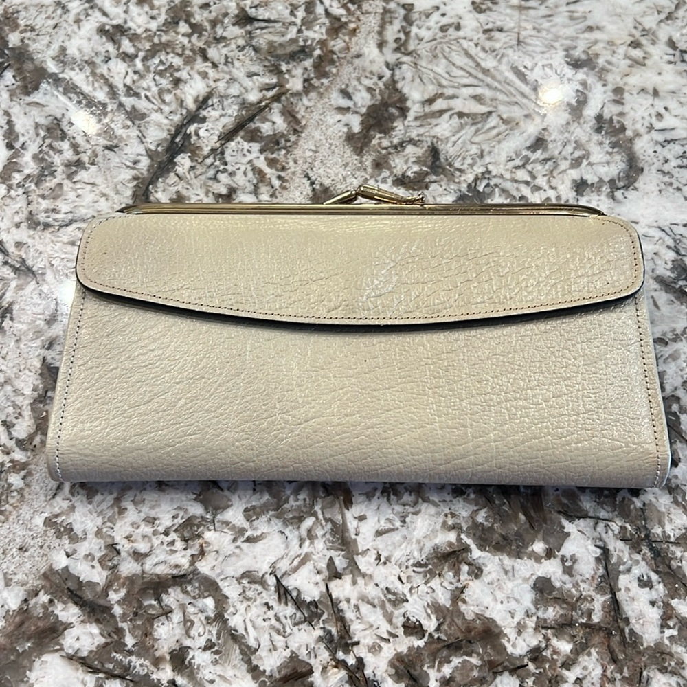 Old school vintage retro style purse even a place to put your checkbook